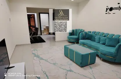 شقة - غرفة نوم - 2 حمامات للايجار في طريق كورنيش عجمان - عجمان