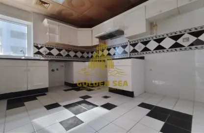 Kitchen image for: Apartment - 3 Bedrooms - 3 Bathrooms for rent in Crescent Tower - Hamdan Street - Abu Dhabi, Image 1