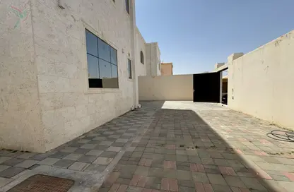 فيلا - 4 غرف نوم - 6 حمامات للايجار في "جفات النيار " - زاخر - العين