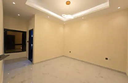 عمارة بالكامل - 8 غرف نوم - 8 حمامات للبيع في المويهات - عجمان