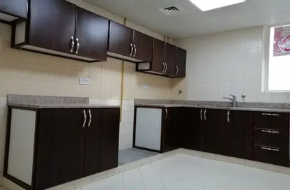 صورة لـ مطبخ شقة - 2 غرف نوم - 2 حمامات للايجار في شابية - مصفح - أبوظبي ، صورة رقم 1