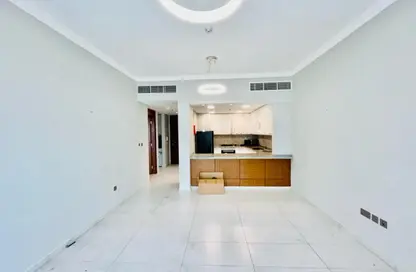 Apartment - 1 Bedroom - 2 Bathrooms for rent in Regent Court - Jumeirah Village Circle - Dubai