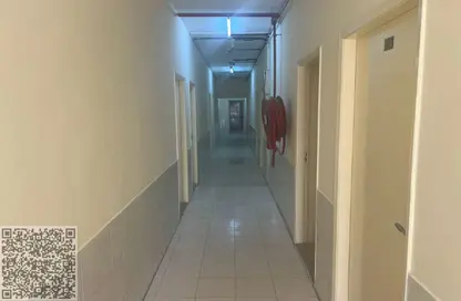 سكن عمال - استوديو - 8 حمامات للايجار في مدينة الإمارات الصناعية - الشارقة