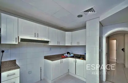 صورة لـ مطبخ فيلا - 2 غرف نوم - 3 حمامات للايجار في الينابيع 3 - الينابيع - دبي ، صورة رقم 1