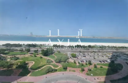 مكتب - استوديو - 1 حمام للايجار في شارع الكورنيش - أبوظبي