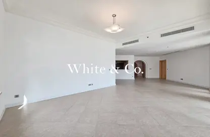 Apartment - 3 Bedrooms - 3 Bathrooms for rent in Al Tamr - Shoreline Apartments - Palm Jumeirah - Dubai