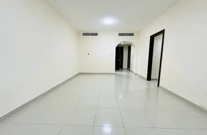 شقة - 2 غرف نوم - 3 حمامات للايجار في برج صحارى 3 - مجمع صحارى - النهدة - الشارقة