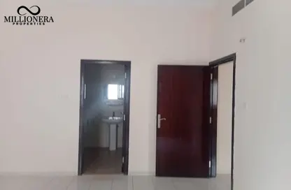 شقة - 2 غرف نوم - 2 حمامات للايجار في طريق كورنيش عجمان - عجمان