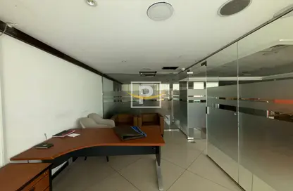 مكتب - استوديو - 1 حمام للايجار في عمارة الزمرده - الكرامة - دبي