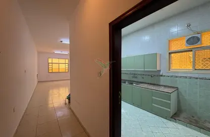 Apartment - 2 Bedrooms - 2 Bathrooms for rent in Al Dafeinah - Asharej - Al Ain