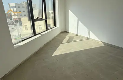 شقة - 3 غرف نوم - 3 حمامات للايجار في مجمع مويلح - تجارية مويلح - الشارقة شقة - 3 غرف نوم - 3 حمامات للايجار في مجمع مويلح - تجارية مويلح - الشارقة