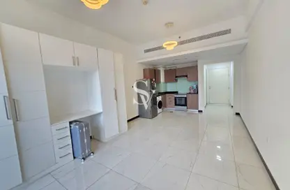 شقة - 1 حمام للايجار في كريستال مساكن - منطقة 11 - قرية جميرا الدائرية - دبي