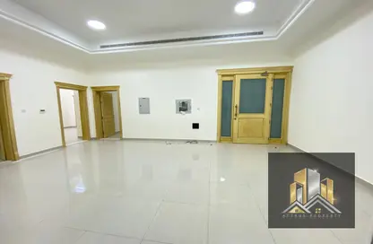شقة - غرفة نوم - 2 حمامات للايجار في مجمع فيلات - مدينة خليفة - أبوظبي
