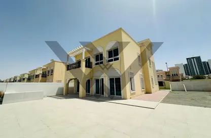 فيلا - 2 غرف نوم - 3 حمامات للايجار في منطقة 16 - قرية الجميرا سركل - دبي