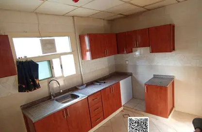 شقة - غرفة نوم - 2 حمامات للايجار في طريق كورنيش عجمان - عجمان