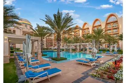Pool image for: Apartment - 2 Bedrooms - 3 Bathrooms for rent in Sarai Apartments - Palm Jumeirah - Dubai, Image 1