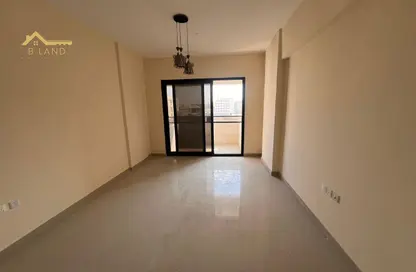 شقة - 2 غرف نوم - 2 حمامات للايجار في الزاهية - تجارية مويلح - الشارقة