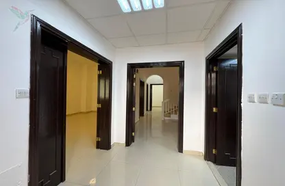 Villa - 3 Bedrooms - 5 Bathrooms for rent in Al Dafeinah - Asharej - Al Ain