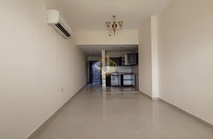 Living Room image for: Apartment - 1 Bathroom for rent in Baniyas Road - Deira - Dubai, Image 1
