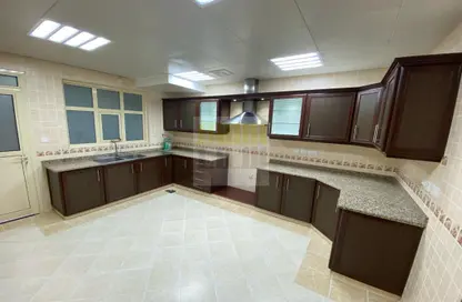 صورة لـ مطبخ فيلا - 5 غرف نوم - 6 حمامات للايجار في مدينة شخبوط - أبوظبي ، صورة رقم 1