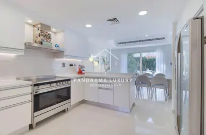 فيلا - 3 غرف نوم - 4 حمامات للايجار في البحيرات - دبي