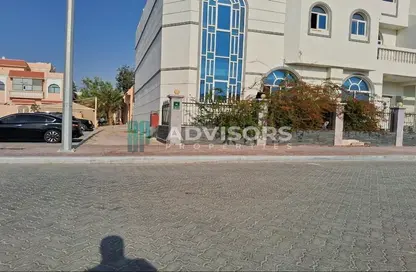 فيلا - استوديو - 8 حمامات للايجار في شارع الخليج العربي - البطين - أبوظبي