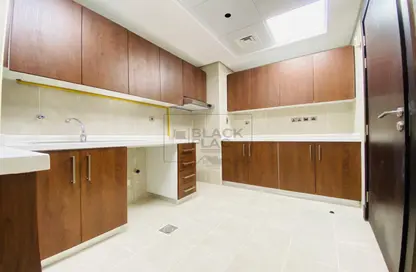Kitchen image for: Apartment - 1 Bedroom - 2 Bathrooms for rent in Al Zeina - Al Raha Beach - Abu Dhabi, Image 1