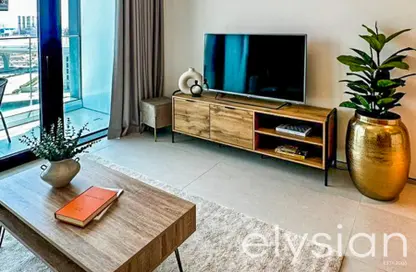 Living Room image for: Apartment - 1 Bedroom - 2 Bathrooms for rent in Jumeirah Gate Tower 1 - The Address Jumeirah Resort and Spa - Jumeirah Beach Residence - Dubai, Image 1