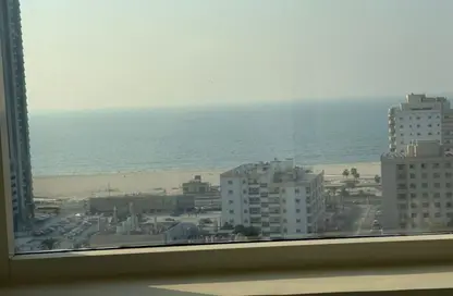 شقة - 3 غرف نوم - 3 حمامات للايجار في طريق كورنيش عجمان - عجمان