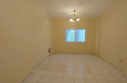 شقة - 2 غرف نوم - 2 حمامات للايجار في شارع 64 ​ - النهدة - الشارقة