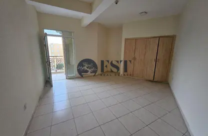 عمارة بالكامل - غرفة نوم - 2 حمامات للايجار في اي سي 1- اماراتي - 23 - طراز إماراتي - المدينة الدولية - دبي