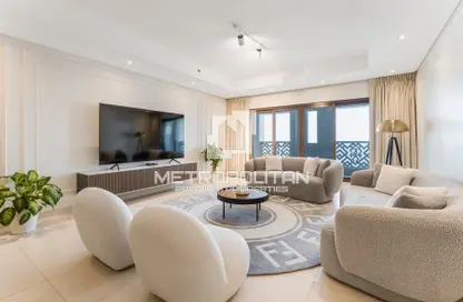 Living Room image for: Apartment - 3 Bedrooms - 4 Bathrooms for rent in Balqis Residence - Kingdom of Sheba - Palm Jumeirah - Dubai, Image 1