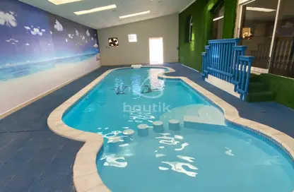 صورة لـ حوض سباحة فيلا - 6 غرف نوم - 7 حمامات للايجار في فلل البرشاء 2 - البرشاء 2 - البرشاء - دبي ، صورة رقم 1