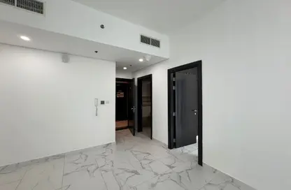 شقة - غرفة نوم - 2 حمامات للايجار في الزرعوني - ند الحمر - دبي