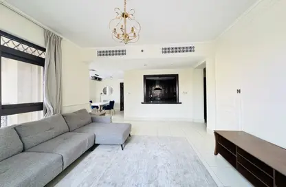 Living Room image for: Apartment - 2 Bedrooms - 3 Bathrooms for rent in Yansoon 3 - Yansoon - Old Town - Dubai, Image 1