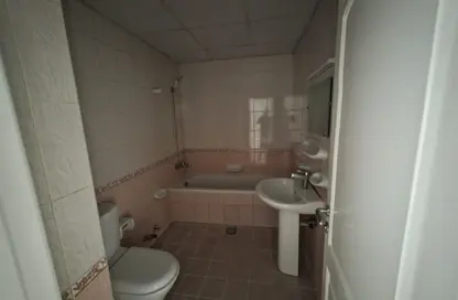 شقة - 2 غرف نوم - 2 حمامات للايجار في أبو شغارة - الشارقة