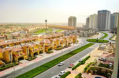 شقة - غرفة نوم - 2 حمامات للايجار في هوكي الجليد - مدينة دبي الرياضية - دبي
