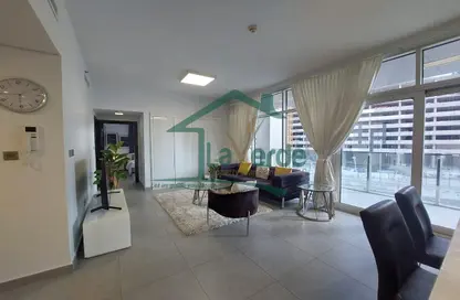Living Room image for: Apartment - 2 Bedrooms - 4 Bathrooms for rent in The Boardwalk Residence - Shams Abu Dhabi - Al Reem Island - Abu Dhabi, Image 1