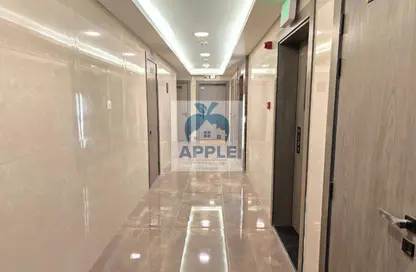 شقة - 2 غرف نوم - 2 حمامات للايجار في الزاهية - تجارية مويلح - الشارقة