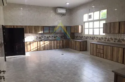 صورة لـ مطبخ مجمع سكني - 7 غرف نوم للبيع في فيلات مدينة خليفة آيه - مدينة خليفة أ - مدينة خليفة - أبوظبي ، صورة رقم 1