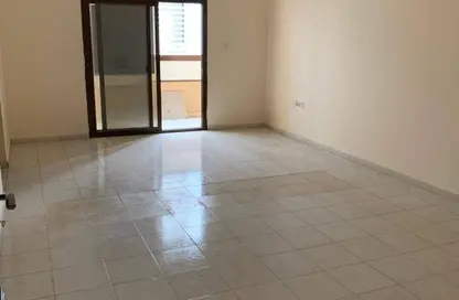 شقة - غرفة نوم - 1 حمام للايجار في طريق كورنيش عجمان - عجمان