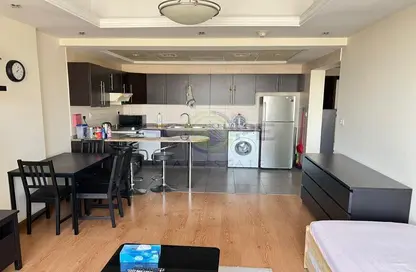 صورة لـ مطبخ شقة - غرفة نوم - 2 حمامات للايجار في جنة الوليد - بحيرة إلوشيو - أبراج بحيرة الجميرا - دبي ، صورة رقم 1