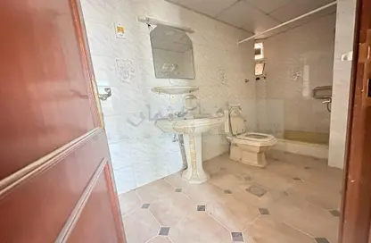 صورة لـ حمام شقة - 4 غرف نوم - 3 حمامات للايجار في المناصير - أبوظبي ، صورة رقم 1