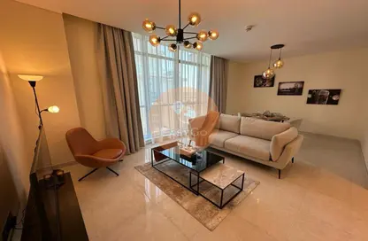 Living Room image for: Apartment - 1 Bedroom - 2 Bathrooms for rent in The Polo Residence - Meydan Avenue - Meydan - Dubai, Image 1