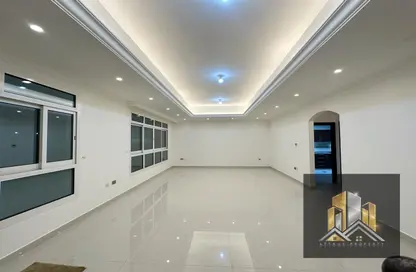 شقة - 3 غرف نوم - 3 حمامات للايجار في مجمع فيلات - مدينة خليفة - أبوظبي