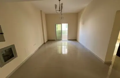 شقة - غرفة نوم - 2 حمامات للايجار في مساكن كورنيش عجمان - طريق كورنيش عجمان - عجمان