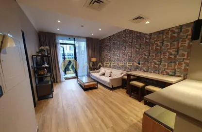 صورة لـ غرفة المعيشة شقة - غرفة نوم - 2 حمامات للايجار في شيماء افنيو 2 - شيماء افنيو ريديسينس - قرية الجميرا سركل - دبي ، صورة رقم 1