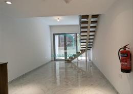 Empty Room image for: Duplex - 2 bedrooms - 2 bathrooms for sale in Oasis 1 - Oasis Residences - Masdar City - Abu Dhabi, Image 1