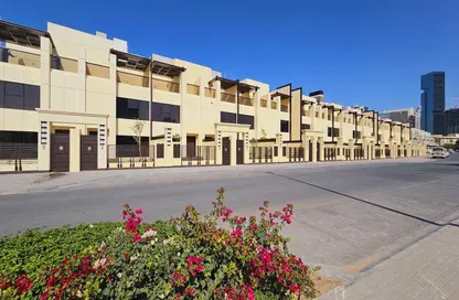 Villa - 3 Bedrooms - 4 Bathrooms for rent in District 13 - Jumeirah Village Circle - Dubai