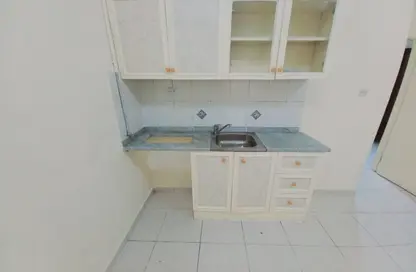 شقة - 1 حمام للايجار في بناية البطينة 9 - البطينة - الشارقة شقة - 1 حمام للايجار في بناية البطينة 9 - البطينة - الشارقة